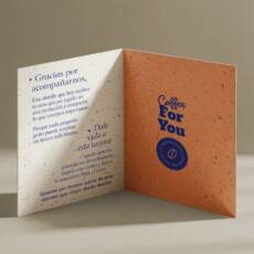 Tarjeta plegada de papel de 140 gr/m² con semillas personalizable